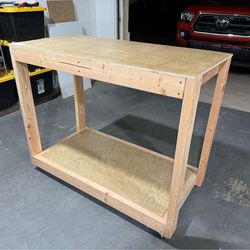 Custom build workbench 4‘ x 2‘ with lockable casters