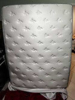 Queen mattress- firm - super clean