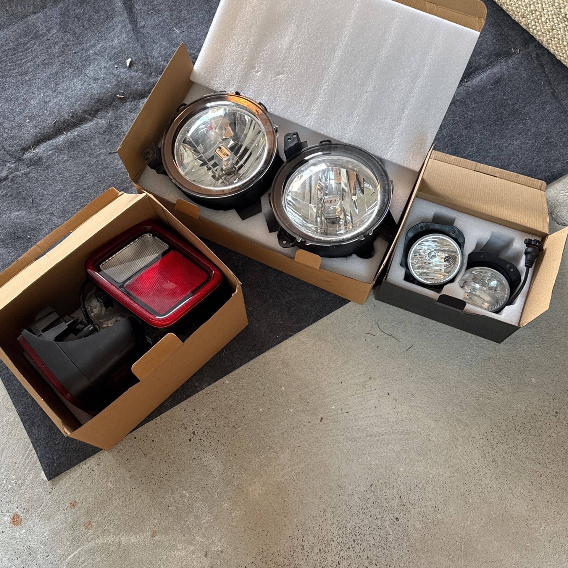 Jeep Gladiator Headlights Fog lights tail Lights - Stock 2024