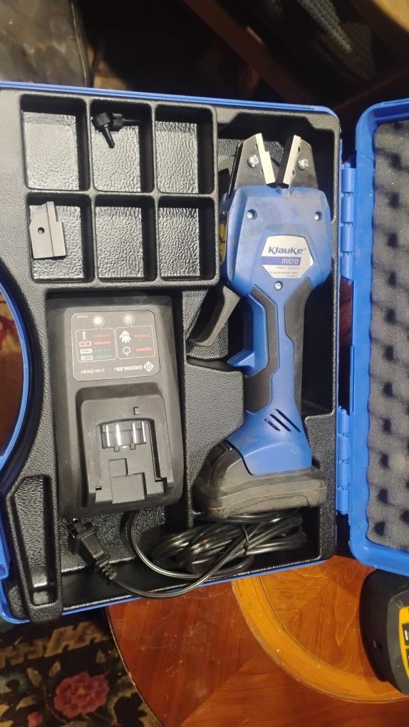 Thomas & Betts BAT22-6NV2 Blue Hydraulic Crimping Tool