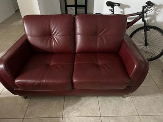 Cindy Crawford Home Burgundy Leather Loveseat – 2 Seater
