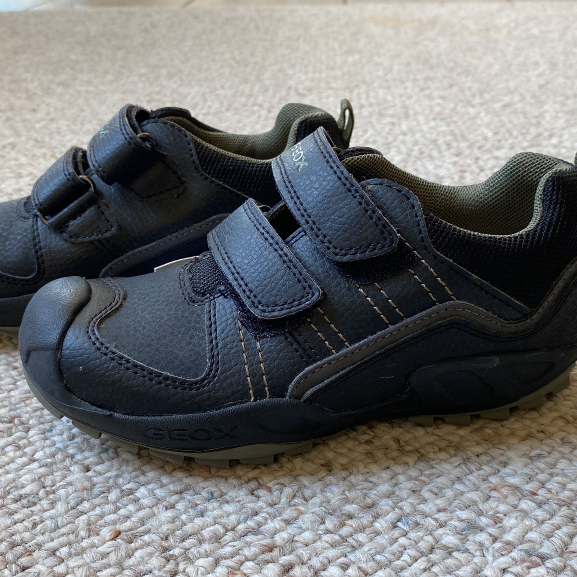 geleider balans Moskee NEW Geox Respira Boys Shoes • Size 31 / US 13 • Black & Olive Green for Sale  in Orland Park, IL - OfferUp