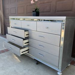 Beautiful Valentino Silver Dresser 9 Drawers  New 