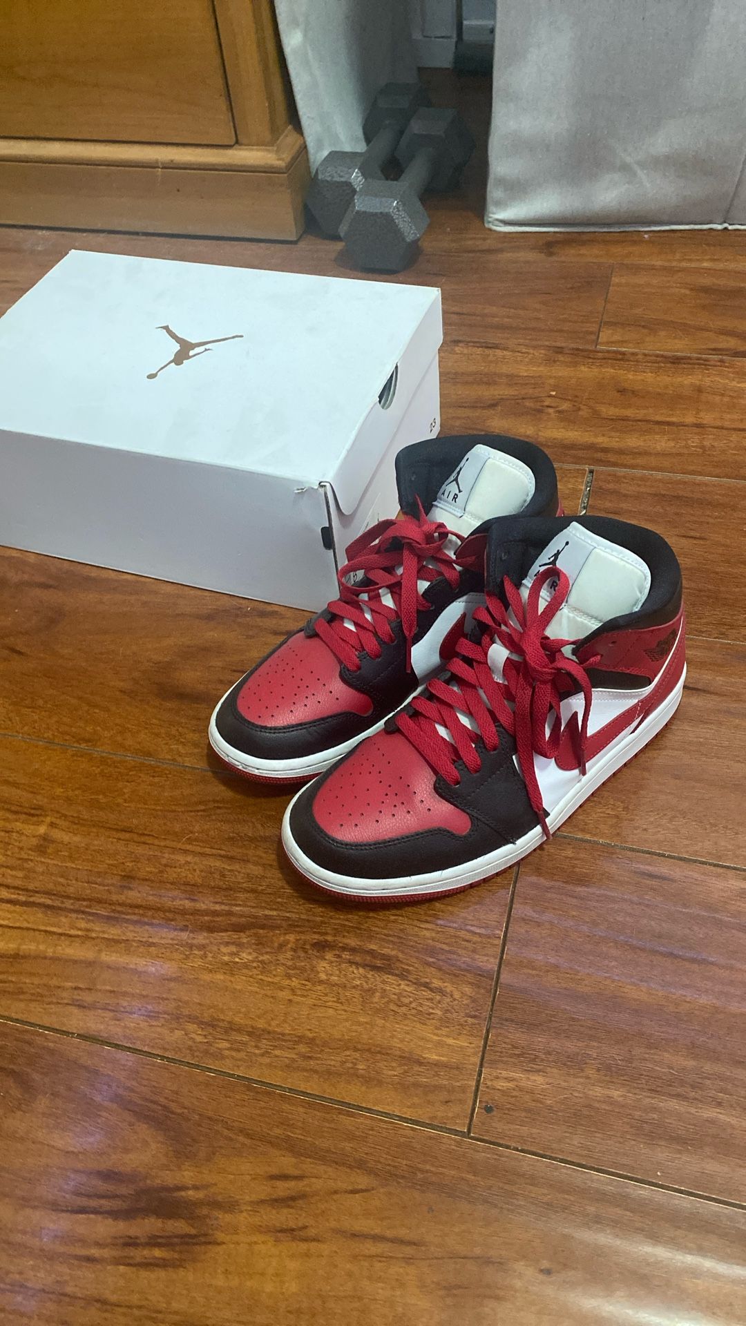 WMNS AIR JORDAN 1 MID BLACK/GYM RED-WHITE