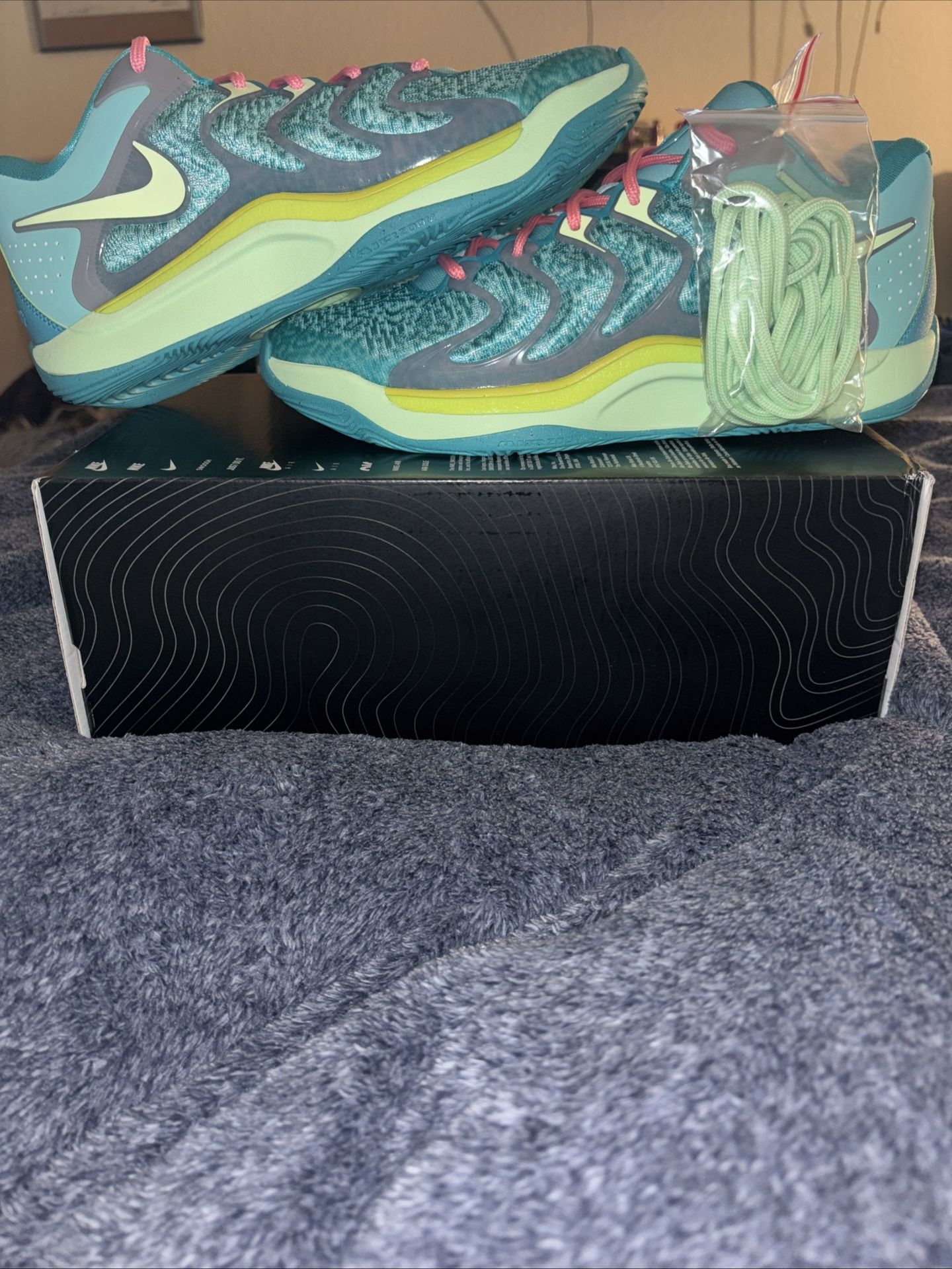KD 17 Jonquel Jones Bahamas Wmns Size 12 Mens Size 10.5