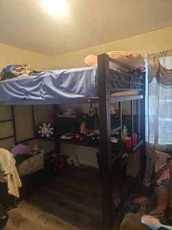 Vendo cama con escritorio abajo