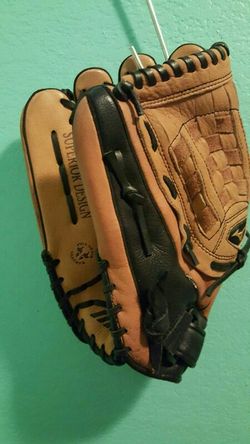 Mizuno varsity glove 13 inches GPS 1301 fits on right hand....Great condition!