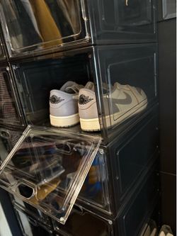 Sneaker Display Drop-Down Box