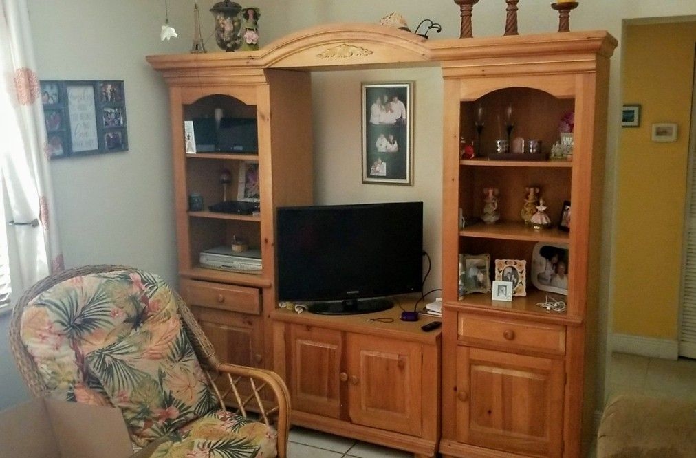 Broyhill Tv entertainment console center