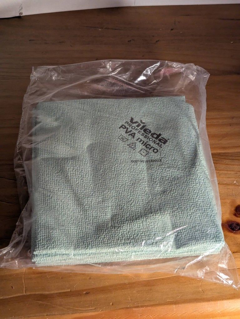 Vileda Professional | PVA Microfiber Green | All Purpose Cleaning Shammy | Shiny Streak Free Results | Synthetic Chamois Towel
