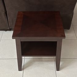 ⭐️⭐️⭐️ Square Solid Wood End Table / Side Table / Coffee Table - Excellent Condition !! ⭐️⭐️⭐️