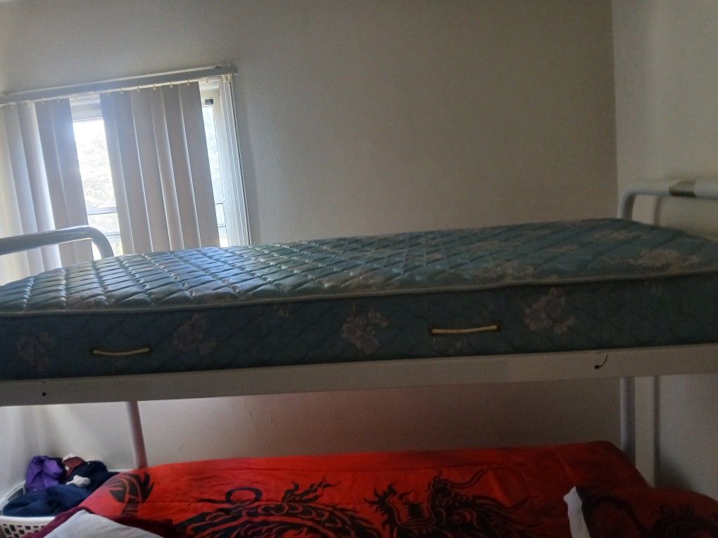 Twin Size Mattress With Twin Comforter Two Sheets