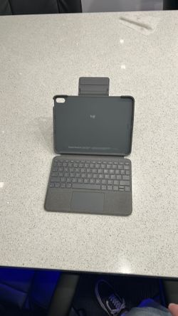 Logitech Folio Touch Keyboard Case - iPad 11" (Light Gray)
