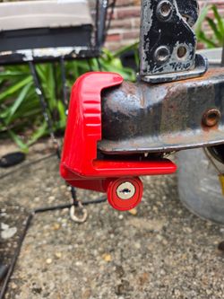 Universal hitch lock