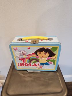 VINTAGE 2007 Dora The Explorer Metal Tin Lunch Box Boots Handle Opens Well Hola!