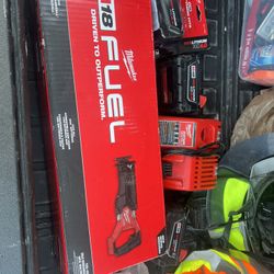 Milwaukee Soso  3 Batería Y Cargador 