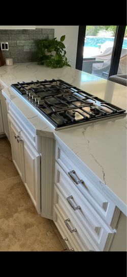 Thermador 36” 5-Burner Built-In Gas Cooktop – Stainless Steel – Model SGSXP365TS – $850
