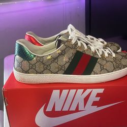 Gucci Ace GG Supreme Bee low-top Size 7.5