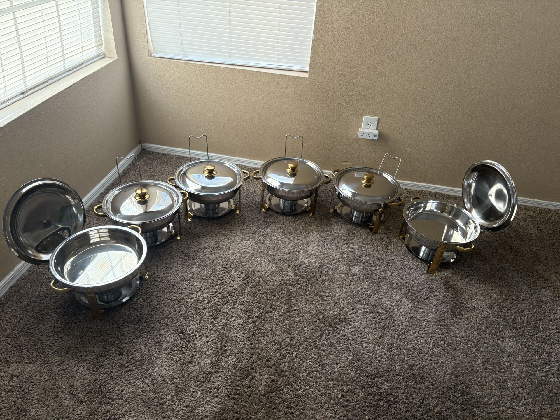 This is a brand new 6 pack of chafing dishes. Beautiful with the gold and silver. Great for parties! Asking