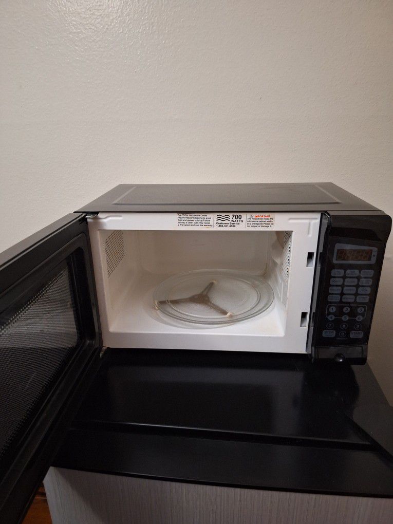Counter Top Microwave.  700-watts In Excellent Condition And Works Perfect.  