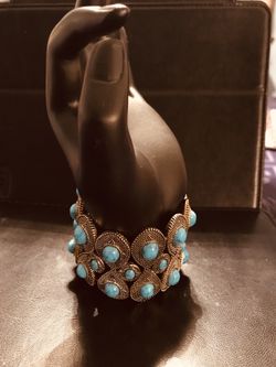 Pretty Turquoise color stone stretch Bracelet