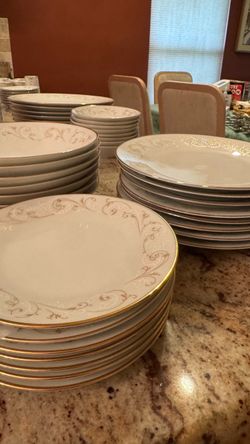 Fine China Dinner Plates with Gold Trim