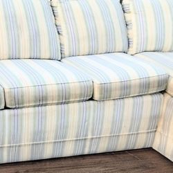 Bassett Sectional Sofa In Very Good Condition 