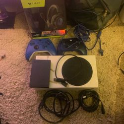 Xbox Series S, Titan Led Headset, 2 Xbox Controller, Sea gate 2tb Storage