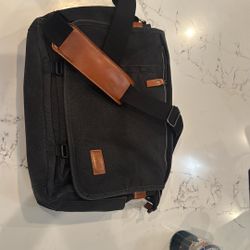 Estarer Men's Messenger Bag Black Nylon W/Dividers And Pockets  Used 
