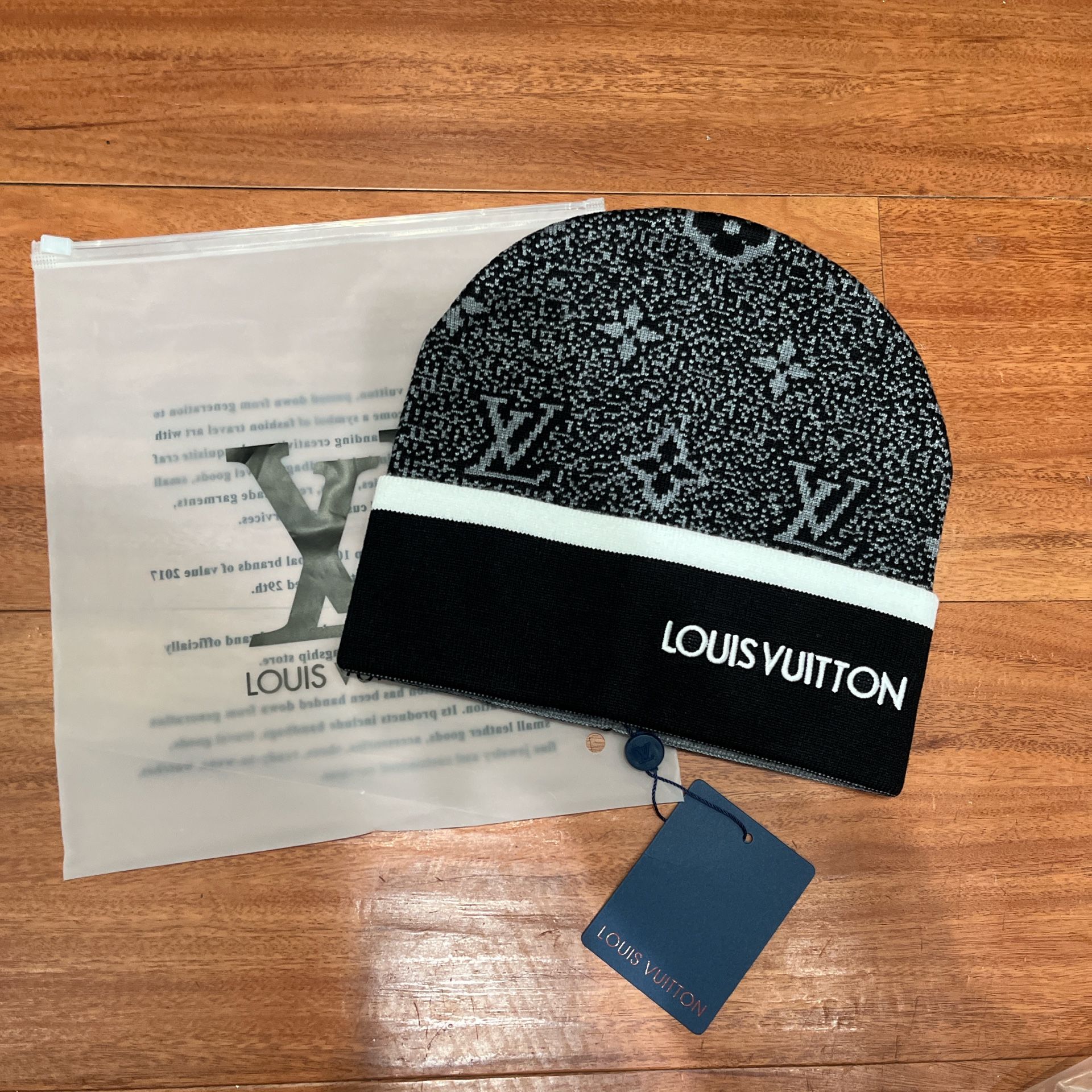  Louis Vuitton Néo Petit Damier beanie. 