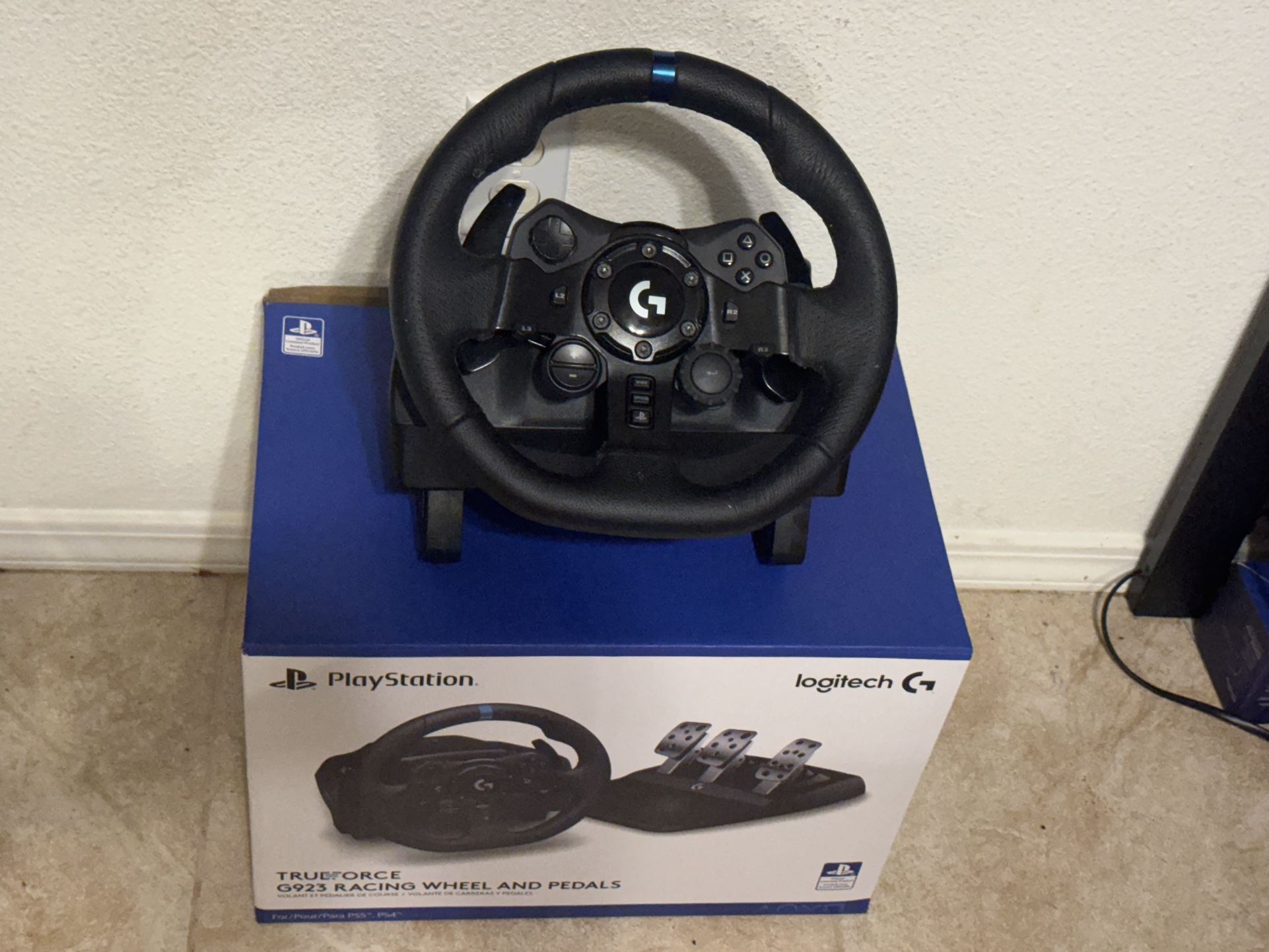 Logitech G923 TrueForce Racing Wheel & Pedals w/ Logitech G Shifter
