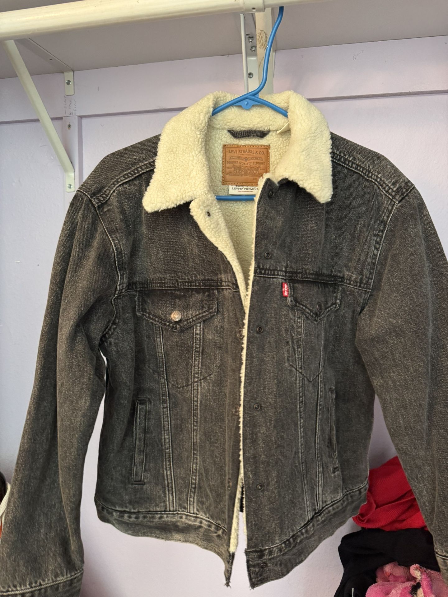 Levi’s women’s sherpa black jean jacket like new used twice
