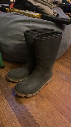 Boys size 4 rain boots