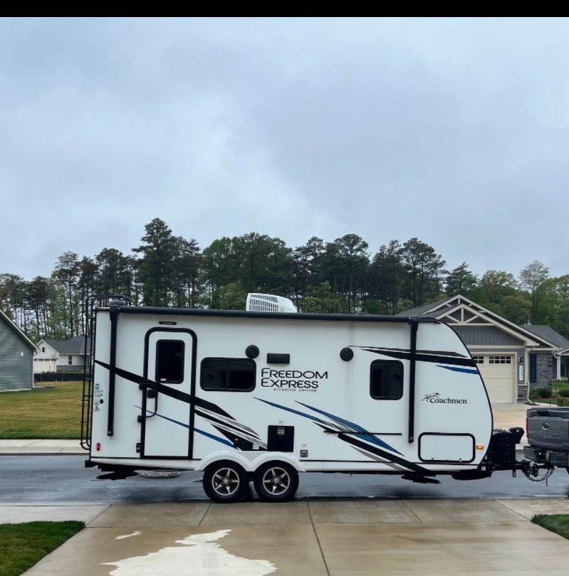 2022 Coachman Freedom Express Couples RV