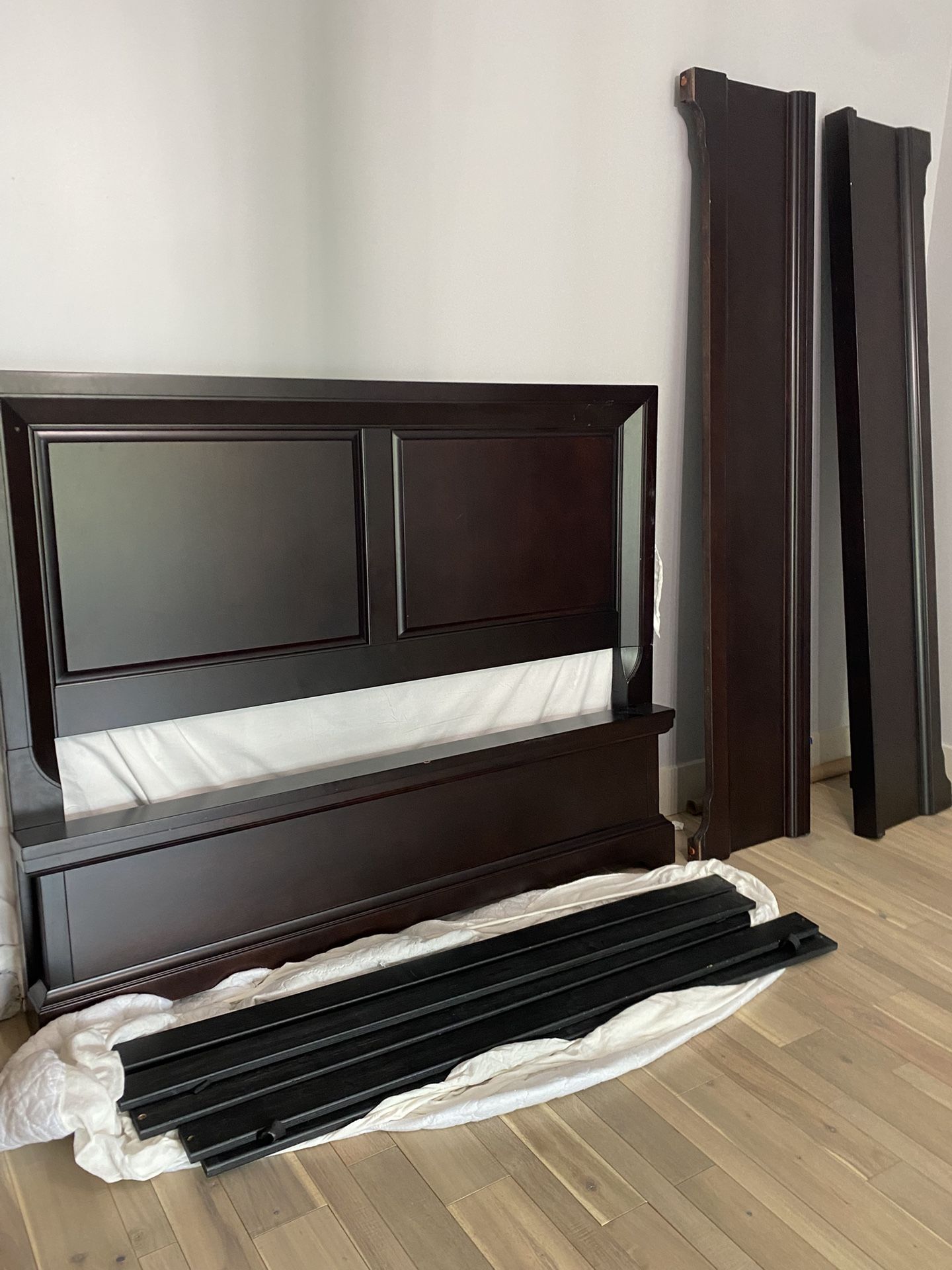 Full Size Bed (wood)