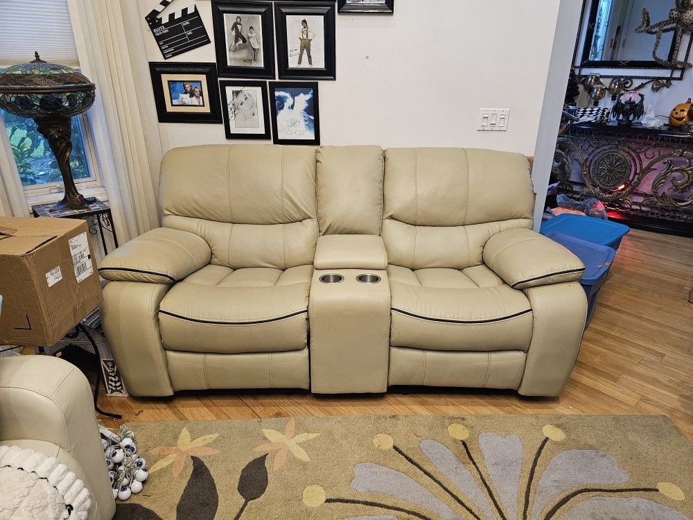 Reclinng Loveseat (Manual) $120