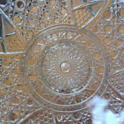 Vintage L E Smith Glass crystal Punch Bowl with Pedestal and matching glass mugs

Condition is used but excellent, very few scratches

This punch bowl