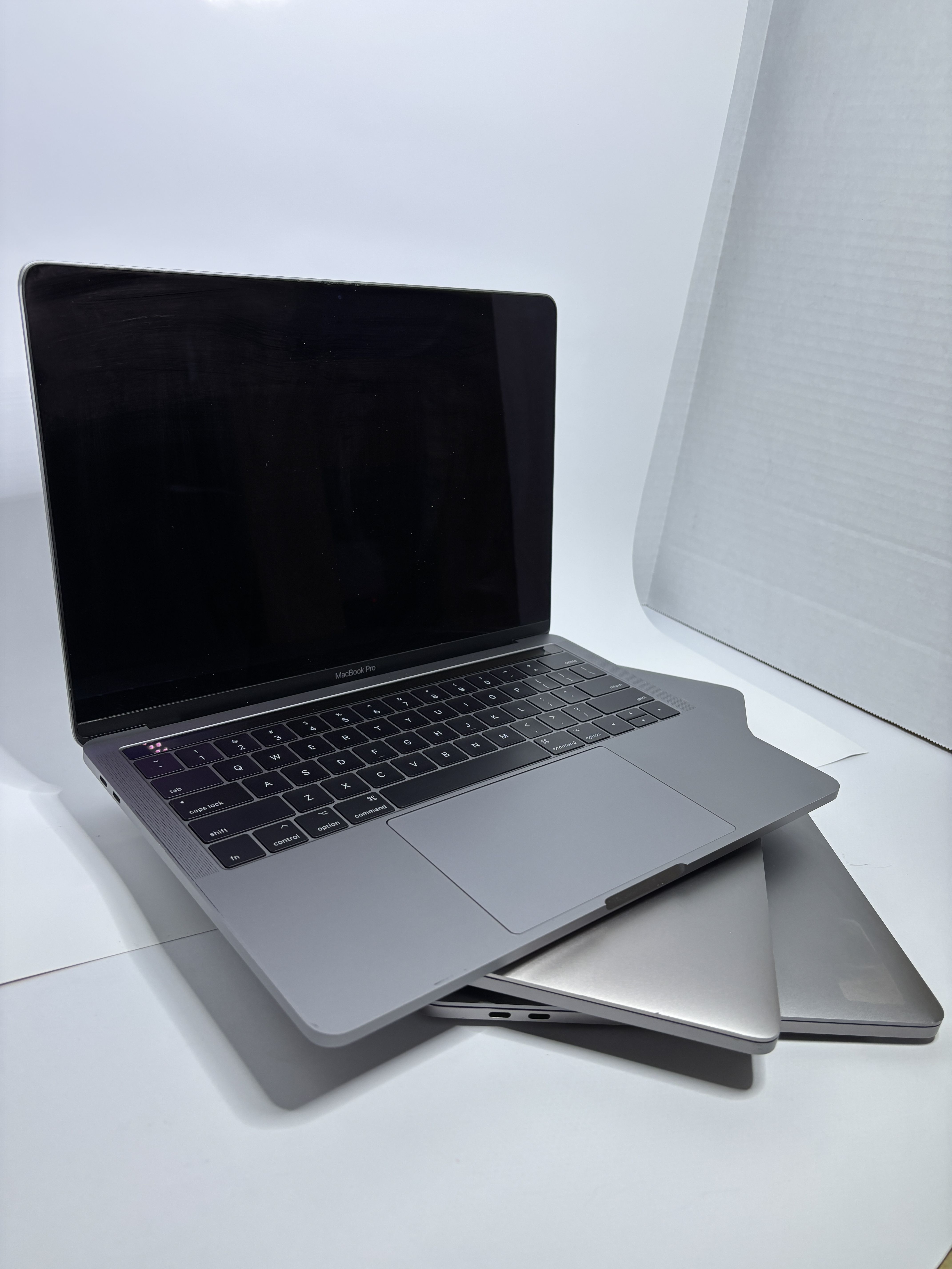 MacBook Pro 13"(2016) A1706, Four Thunderbolt 3 Ports, Intel Core i5 2.9 GHz, 16GB RAM, 500GB SSD, TouchBar - Space Grey