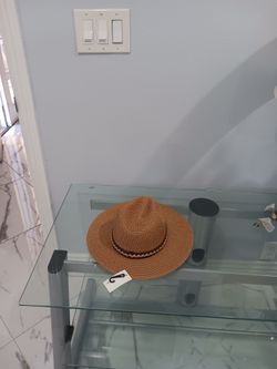 Mesa para tv,sombrero ,lámpara y llave de agua