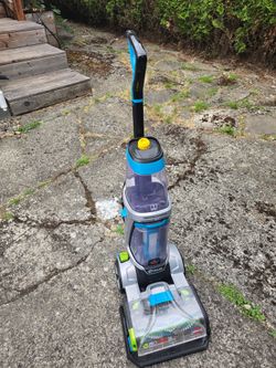 Carpet cleaner with accessories