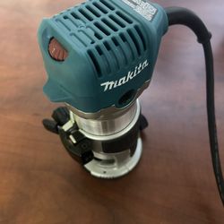 Makita 6.5 Amp 1-1/4 HP Corded Fixed Base Variable Speed Compact Router With Quick-Release