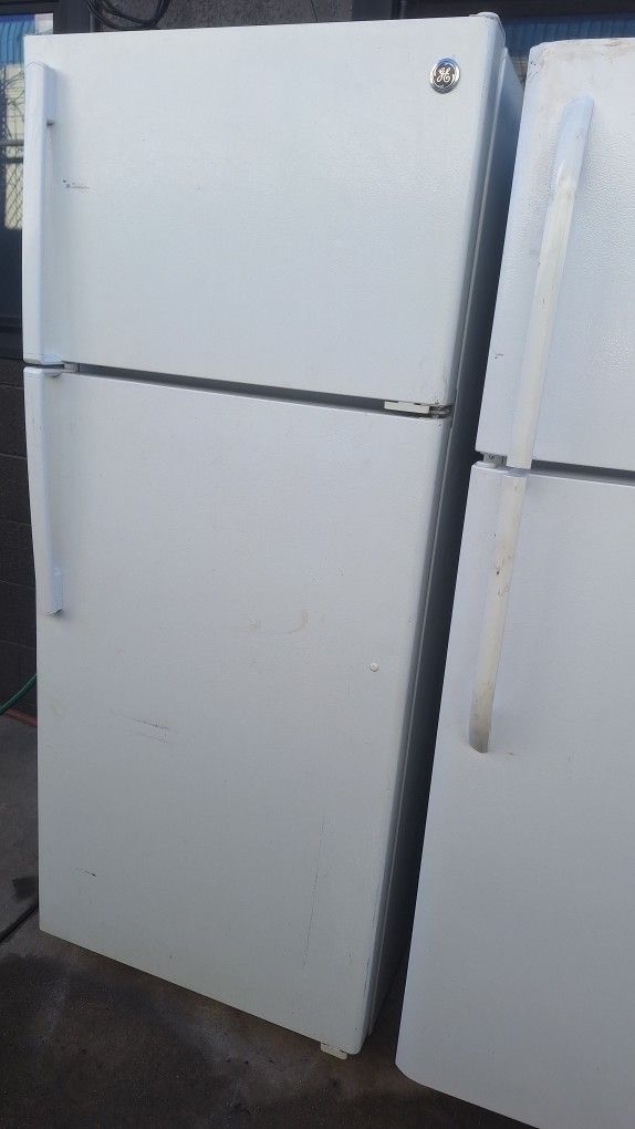 G E, APARTMENT REFRIGERATOR (DELIVERED)