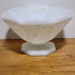 Vtg Milk Glass Fruit Bowl with Scuplted Grapes and Grape leaves 9"in perfect condition See pics. 

