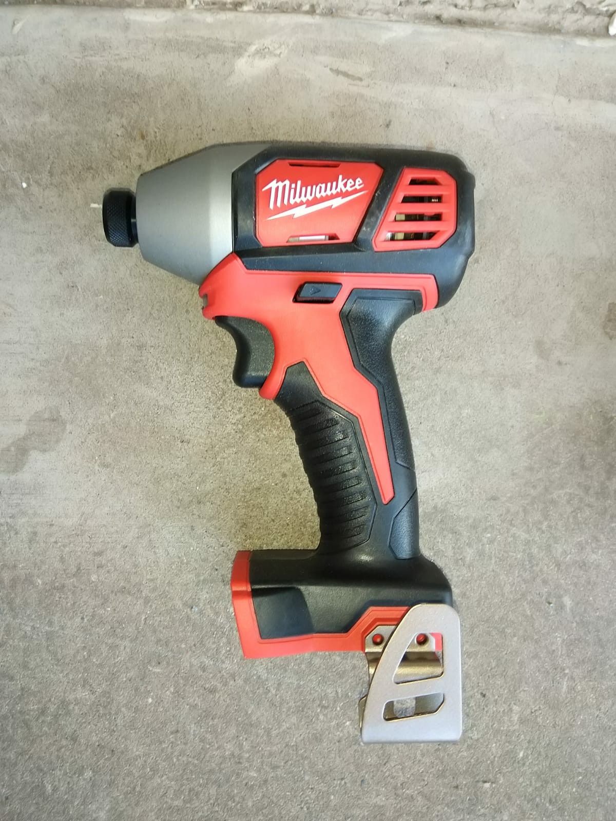 IMPACT DRILL MILWAUKEE BATTERY NOT INCLUDED