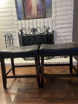 2 Chair/stools