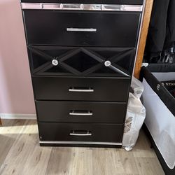 Queen bedroom set includes bed and night stand and dresser