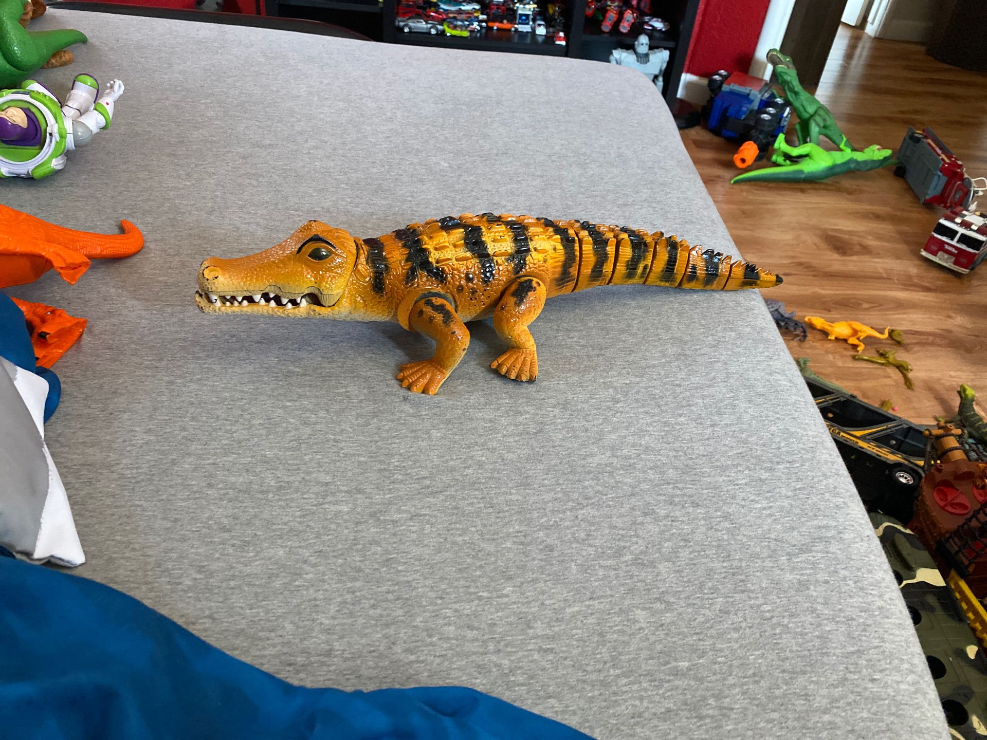 Toy alligator