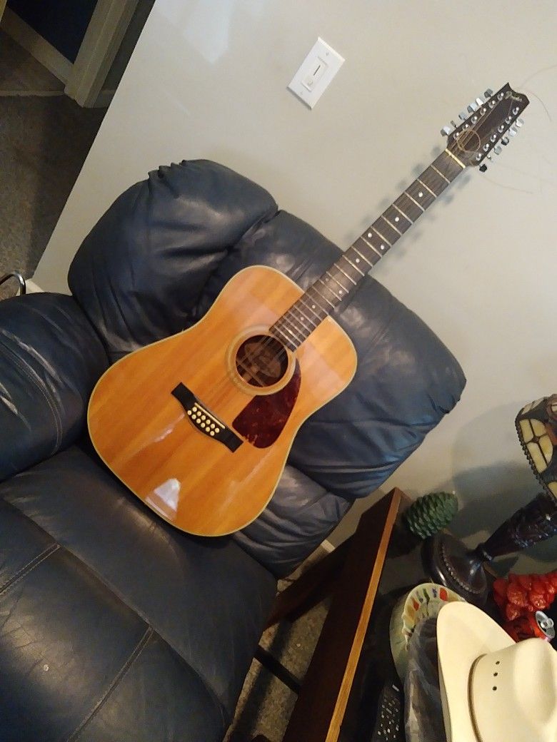 FENDER. 12. STRING. MOD. F. 330  12 IN PERFECT CONDITION MADE  AROUND 1985. AS GOOD AS THEY GET MAN