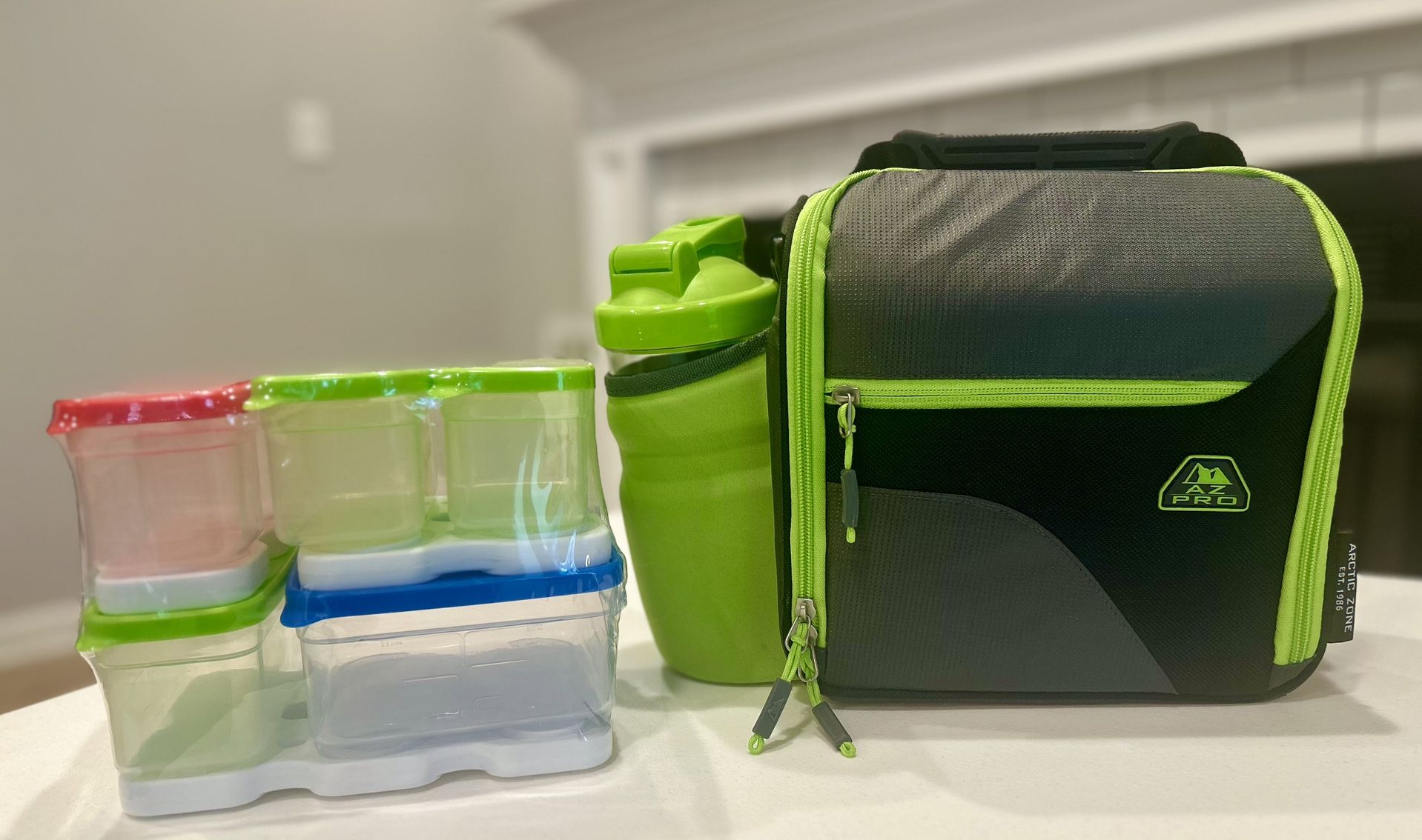 Brand New Insulated Lunch Box – With Container & Bottle