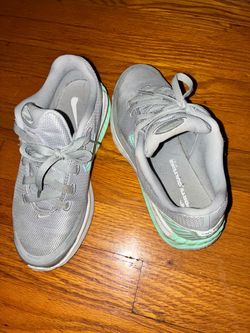 Slightly used Women Nike shoes size 6.5